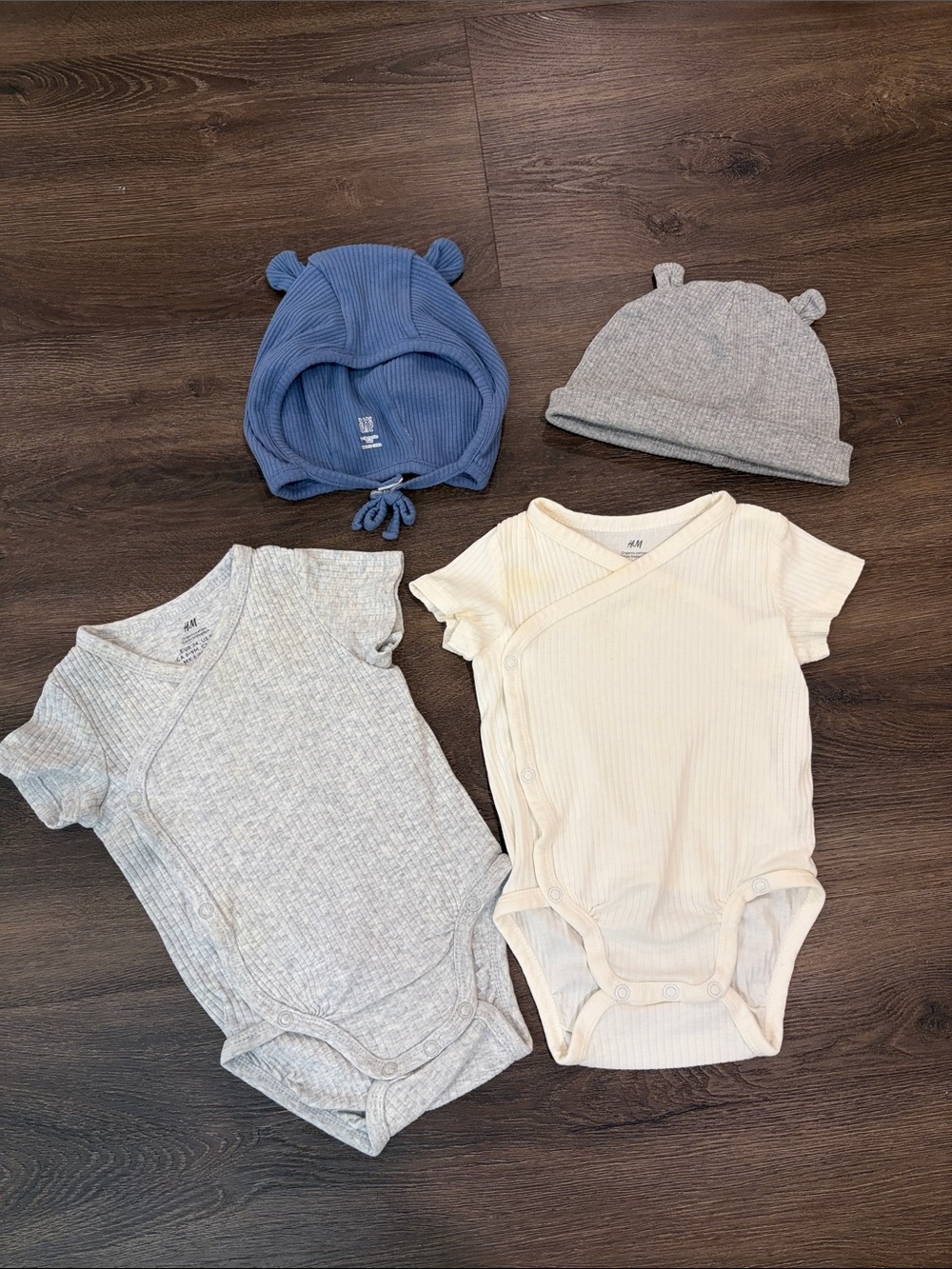 H&M Ribbed Short Sleeve One-Piece Bodysuits and Hat(6-9M)